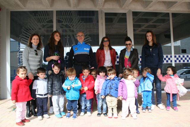 Los alumnos del Centro de Atención a la Infancia visitan las dependencias de la Policía Local - 4, Foto 4