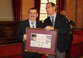 El Alcalde entrega a Diego Teruel la distincin de 'Cabezudo de Honor' del Entierro de la Sardina 2013
