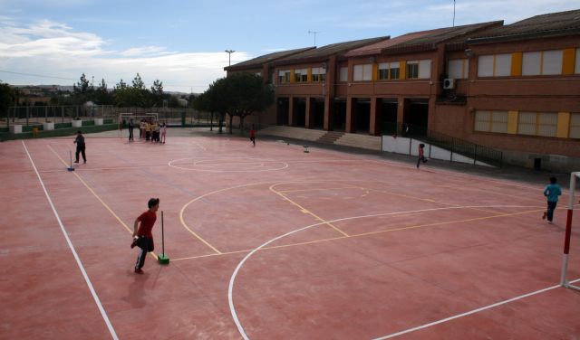 El Ayuntamiento de Lorquí invierte 18.000 euros en la renovación de la pista deportiva del Colegio Dolores Escámez - 2, Foto 2
