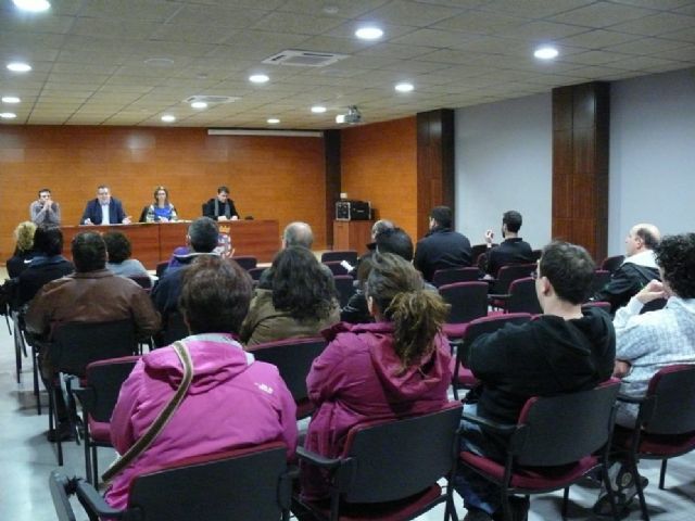 El Alcalde y la Concejala de Tráfico y Seguridad Ciudadana, se reúnen con la Asociación de Hosteleros de la localidad - 1, Foto 1