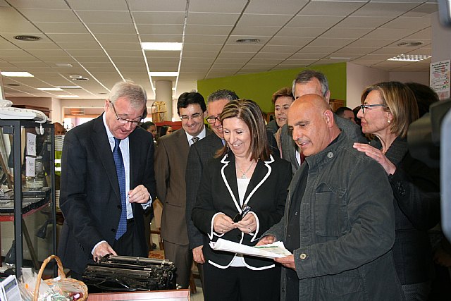 Valcárcel reconoce la importante labor de ´Traperos de Emaús´ para la inserción social y laboral de personas en riesgo de exclusión - 2, Foto 2