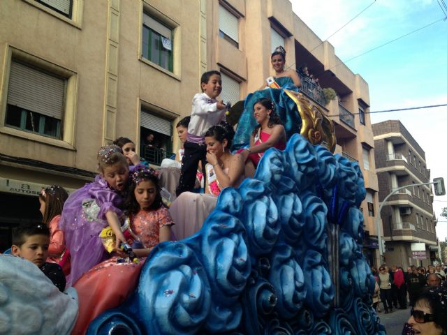 Once carrozas y siete comparsas animan el desfile de carrozas que pone fin a las fiestas de Primavera - 1, Foto 1