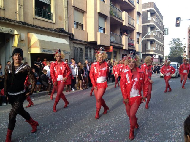 Once carrozas y siete comparsas animan el desfile de carrozas que pone fin a las fiestas de Primavera - 2, Foto 2