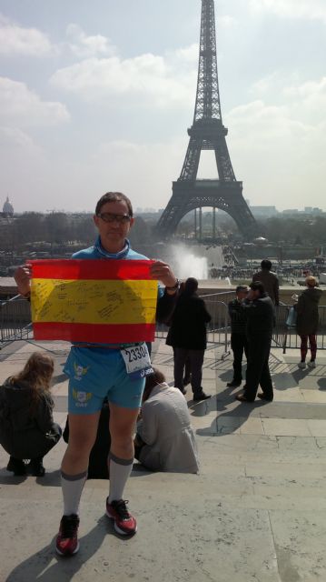 José Sáez represento al Club de Atletismo Totana en la maratón de París, Foto 2