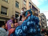 Once carrozas y siete comparsas animan el desfile de carrozas que pone fin a las fiestas de Primavera