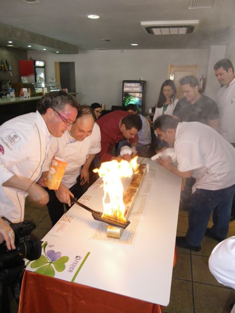 La tarta murciana más grande del mundo con 250 metros en beneficio de las personas con enfermedades raras, Foto 1