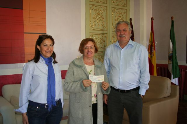 El Ayuntamiento entrega a la Asociación Española de Lucha Contra el Cáncer de Cehegín la subvención anual - 1, Foto 1