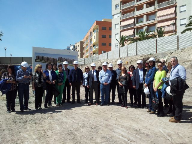 Las 34 familias del edificio ´Nuevo Ensanche´ ponen la primera piedra de su nuevo edificio, que sustituirá al demolido por los seísmos - 1, Foto 1