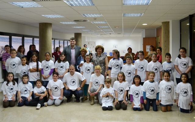 Más de 300 escolares aguileños participan en un concurso de dibujo contra el maltrato y abandono animal - 1, Foto 1