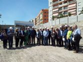 Las 34 familias del edificio Nuevo Ensanche ponen la primera piedra de su nuevo edificio, que sustituir al demolido por los sesmos