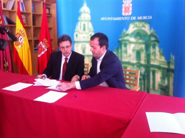 Iniesta: Cualquier murciano, resida donde resida, tiene los mismos derechos para usar el autobús - 1, Foto 1