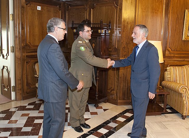 El presidente de la Asamblea recibe al presidente de la Asociación de Reservistas y Veteranos de las Fuerzas Armadas Españolas - 1, Foto 1