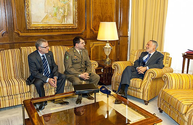 El presidente de la Asamblea recibe al presidente de la Asociación de Reservistas y Veteranos de las Fuerzas Armadas Españolas - 2, Foto 2