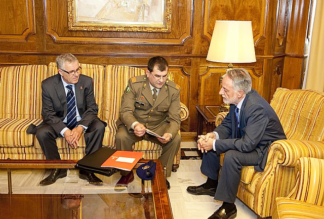 El presidente de la Asamblea recibe al presidente de la Asociación de Reservistas y Veteranos de las Fuerzas Armadas Españolas - 3, Foto 3