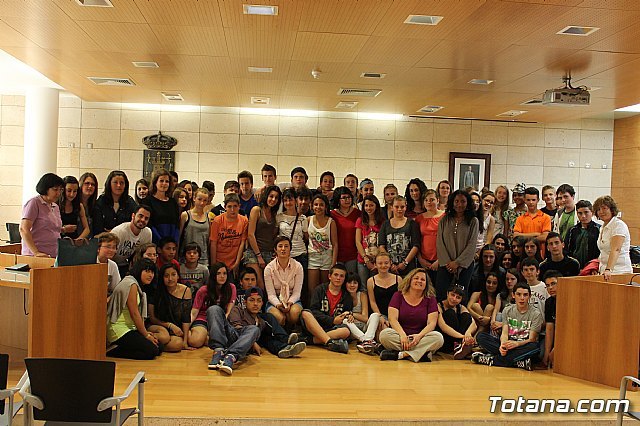 Front institutional IES students "Prado Mayor" and Montpellier students who participated in the Spanish-French exchange, Foto 1