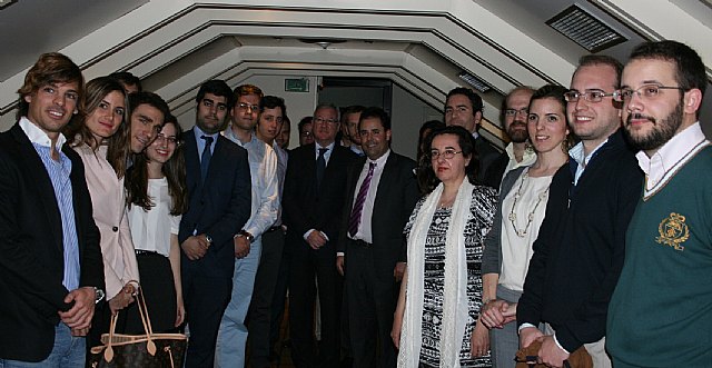 Valcárcel llama a los jóvenes a implicarse frente al euroescepticismo - 1, Foto 1