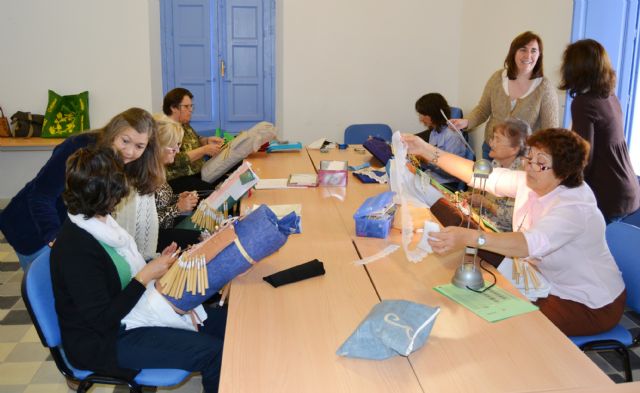 La concejalía de Mujer desarrolla un Taller de Encaje de Bolillos - 1, Foto 1