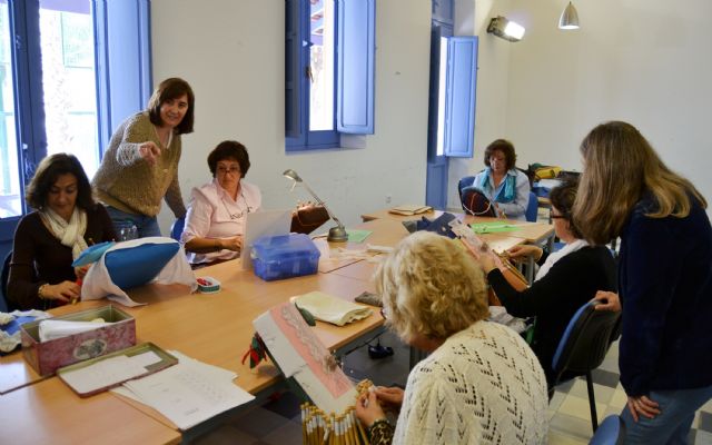 La concejalía de Mujer desarrolla un Taller de Encaje de Bolillos - 2, Foto 2