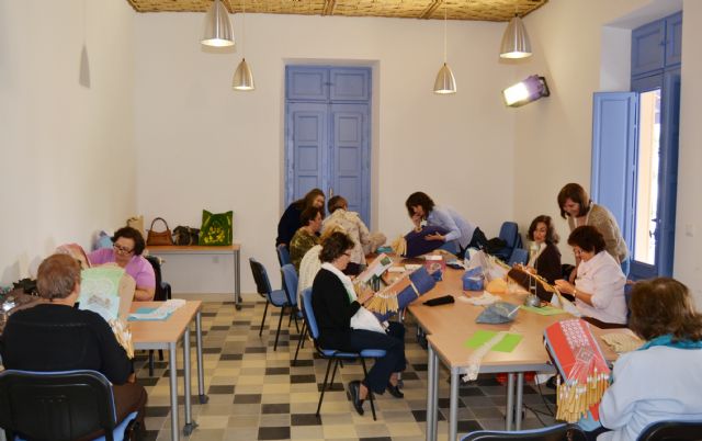 La concejalía de Mujer desarrolla un Taller de Encaje de Bolillos - 3, Foto 3