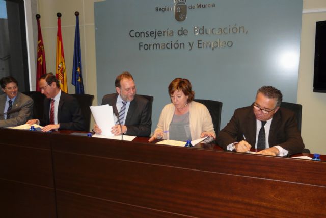 El Ayuntamiento de Molina de Segura y la Consejería de Educación, Formación y Empleo firman dos convenios de colaboración sobre empleo y prácticas no laborales - 1, Foto 1