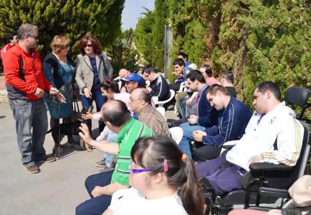 Los alumnos del Centro Ocupacional Urci participan en un taller de terapia asistida con perros - 1, Foto 1