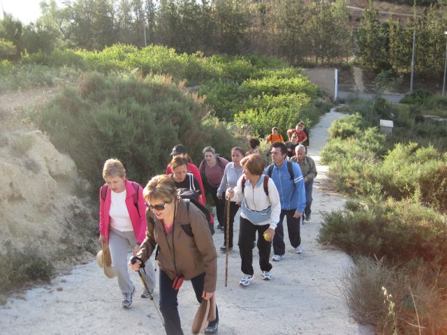 La concejalía de Deportes organizó una ruta de senderismo por el vecino municipio de Alhama de Murcia en la que participaron 18 deportistas, Foto 3
