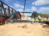 Adif inicia el montaje de la estructura metálica del viaducto sobre el río Segura en Orihuela (Alicante)
