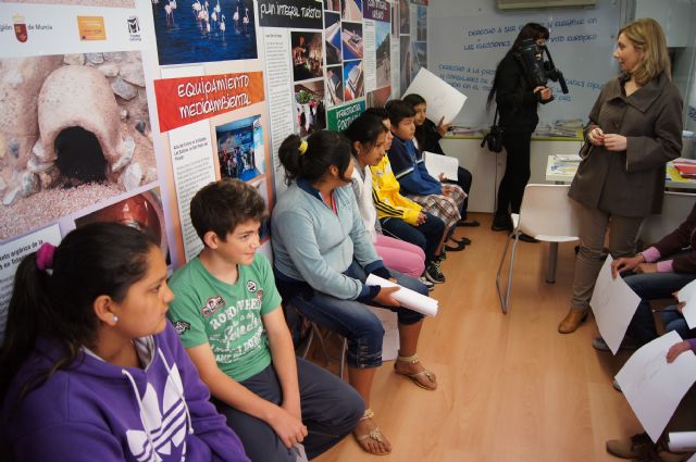 Más de 200 escolares de centros de enseñanza de Totana participan en las actividades organizadas dentro de la campaña Yo, ciudadano europeo - 2, Foto 2
