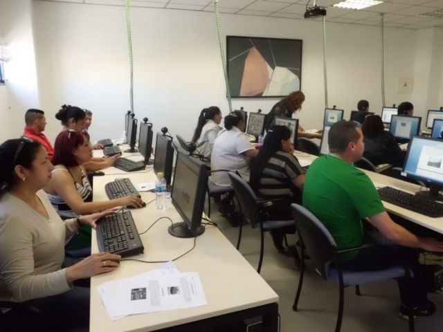 Iniciado  el curso  de iniciación a la informática dirigido a inmigrantes - 1, Foto 1