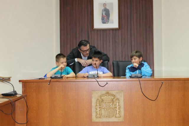 Niños del C.P. Ricardo Codorniu ocupan los lugares de concejales y alcalde y simulan un pleno, Foto 1