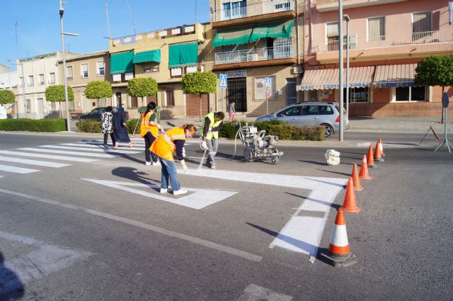 La concejalía de Servicios y Mantenimiento realiza trabajos de repintado de la señalización horizontal en la Avenida Juan Carlos I, Foto 1