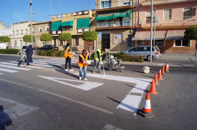 La concejalía de Servicios y Mantenimiento realiza trabajos de repintado de la señalización horizontal en la Avenida Juan Carlos I - 2, Foto 2