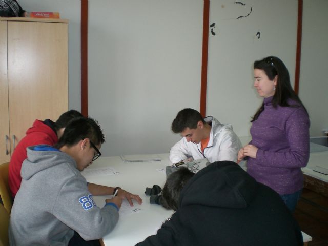Alumnos del Aula Ocupacional de Totana participan en unas charlas sobre Educación Vial impartidas por agentes de la Policía Local - 1, Foto 1