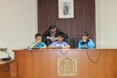 Niños del C.P. Ricardo Codorniu ocupan los lugares de concejales y alcalde y simulan un pleno