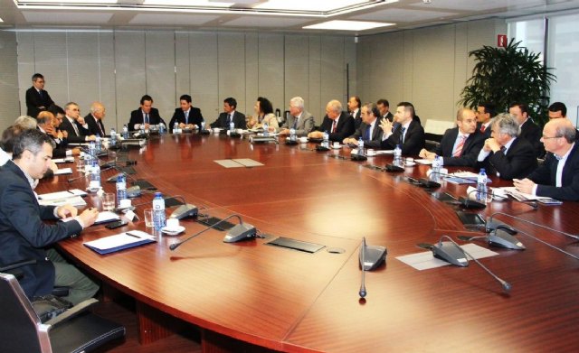 Representantes del sector del transporte de la Región de Murcia conocen las principales instalaciones logísticas de Barcelona - 1, Foto 1