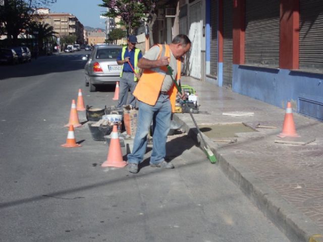 La Concejalía de Servicios, en colaboración con la de Tráfico, continúa el repintado en calles y avenidas de la localidad - 2, Foto 2