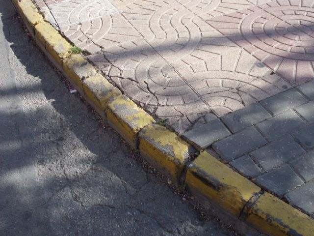 La Concejalía de Servicios, en colaboración con la de Tráfico, continúa el repintado en calles y avenidas de la localidad - 3, Foto 3