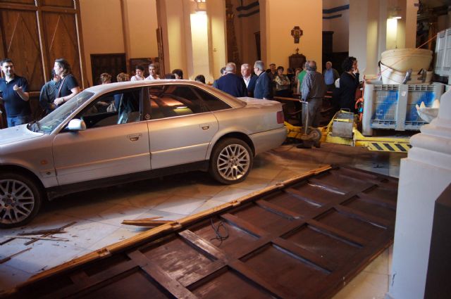 Polica Local y Proteccin Civil intervienen en el dispositivo del suceso provocado por el vehculo que se empotr en la Iglesia de Santiago - 4