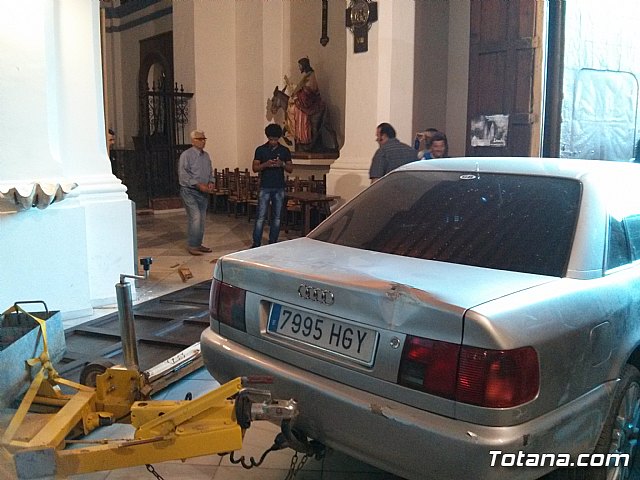 Polica Local y Proteccin Civil intervienen en el dispositivo del suceso provocado por el vehculo que se empotr en la Iglesia de Santiago - 21