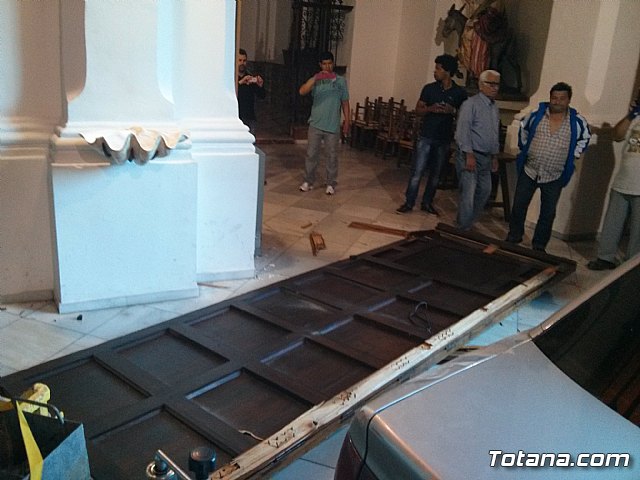 Polica Local y Proteccin Civil intervienen en el dispositivo del suceso provocado por el vehculo que se empotr en la Iglesia de Santiago - 22