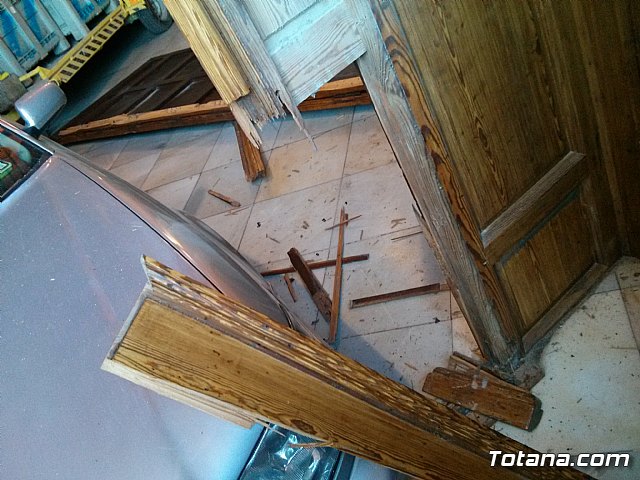 Polica Local y Proteccin Civil intervienen en el dispositivo del suceso provocado por el vehculo que se empotr en la Iglesia de Santiago - 24