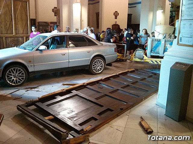 Polica Local y Proteccin Civil intervienen en el dispositivo del suceso provocado por el vehculo que se empotr en la Iglesia de Santiago - 25