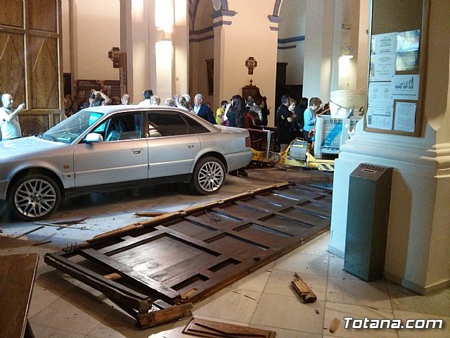Polica Local y Proteccin Civil intervienen en el dispositivo del suceso provocado por el vehculo que se empotr en la Iglesia de Santiago - 26