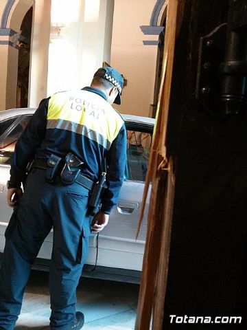 Polica Local y Proteccin Civil intervienen en el dispositivo del suceso provocado por el vehculo que se empotr en la Iglesia de Santiago - 34