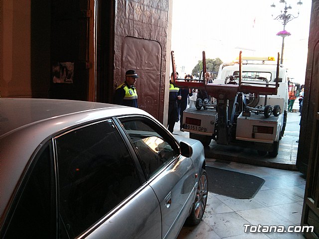 Polica Local y Proteccin Civil intervienen en el dispositivo del suceso provocado por el vehculo que se empotr en la Iglesia de Santiago - 36