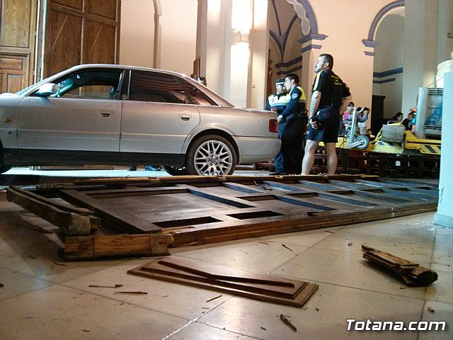 Polica Local y Proteccin Civil intervienen en el dispositivo del suceso provocado por el vehculo que se empotr en la Iglesia de Santiago - 39