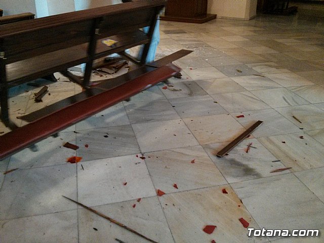 Polica Local y Proteccin Civil intervienen en el dispositivo del suceso provocado por el vehculo que se empotr en la Iglesia de Santiago - 41