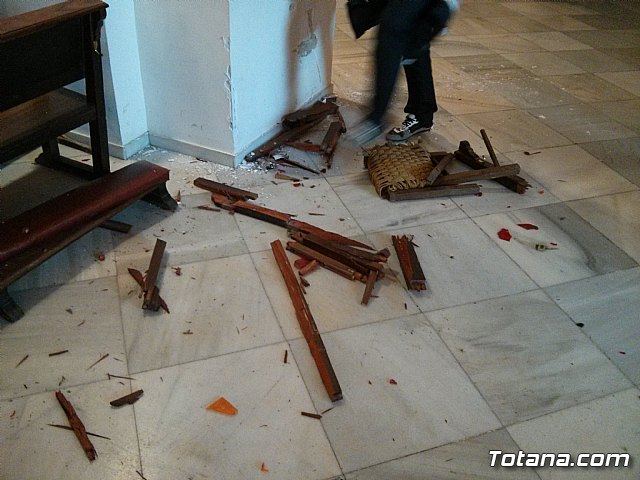 Polica Local y Proteccin Civil intervienen en el dispositivo del suceso provocado por el vehculo que se empotr en la Iglesia de Santiago - 42