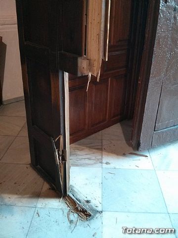 Polica Local y Proteccin Civil intervienen en el dispositivo del suceso provocado por el vehculo que se empotr en la Iglesia de Santiago - 45