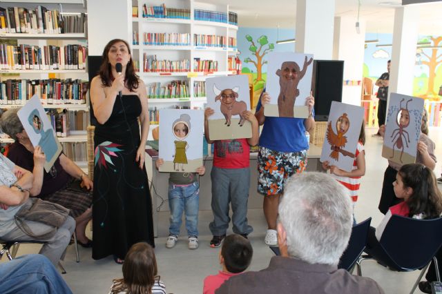 Ana Cristina Herreros divierte a pequeños y mayores en la apertura de la semana cultural del Día del Libro - 1, Foto 1